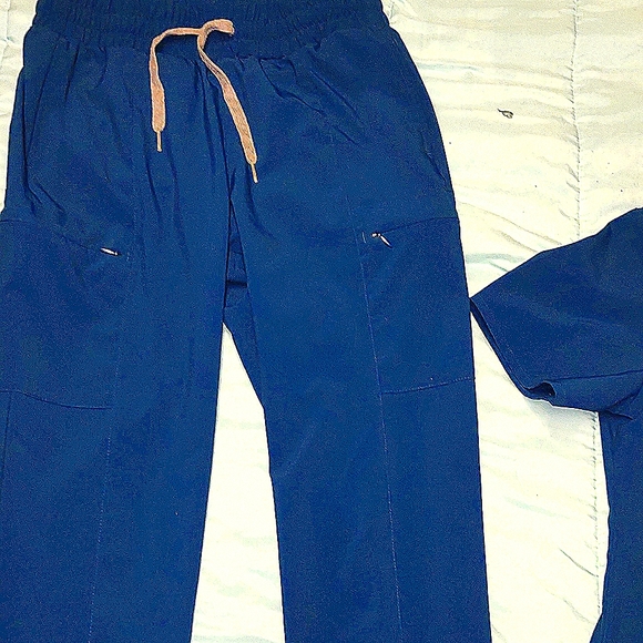 Caribbean Blue sm scrub top &bottom Wonder wink Renew looks like figs brand new - Picture 3 of 3